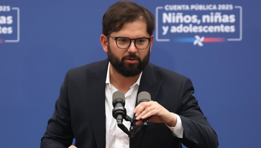 Presidente Boric desliza nueva crítica a Kast al aludir a "quienes ocupan bots para hacer campaña"