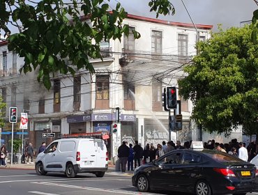 Una persona resultó lesionada en incendio que afectó a un inmueble en el plan de Valparaíso