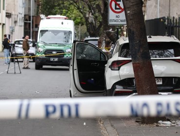 Funcionario de la PDI baleó a sujeto que apedreó su vehículo en centro de Santiago: está en riesgo vital