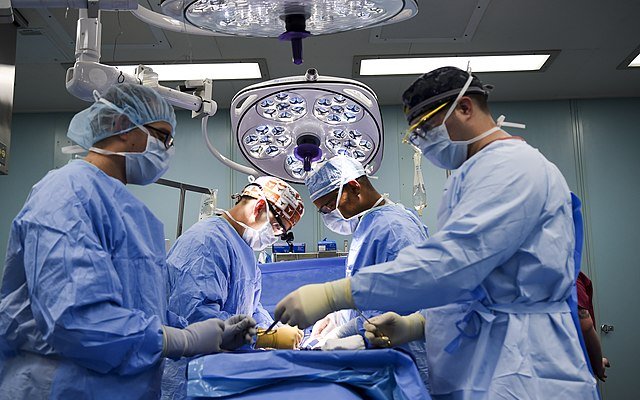 Escasez de fármaco clave obliga a suspender o postergar cirugías a corazón abierto en clínicas