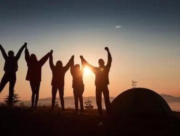 Según Encuesta Bicentenario, 43% dice que tiene entre 3 y 5 amigos, y un 10% se siente solo