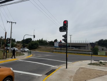 Nuevos semáforos mejorarán la movilidad de importante cruce de Los Pinos en Quilpué