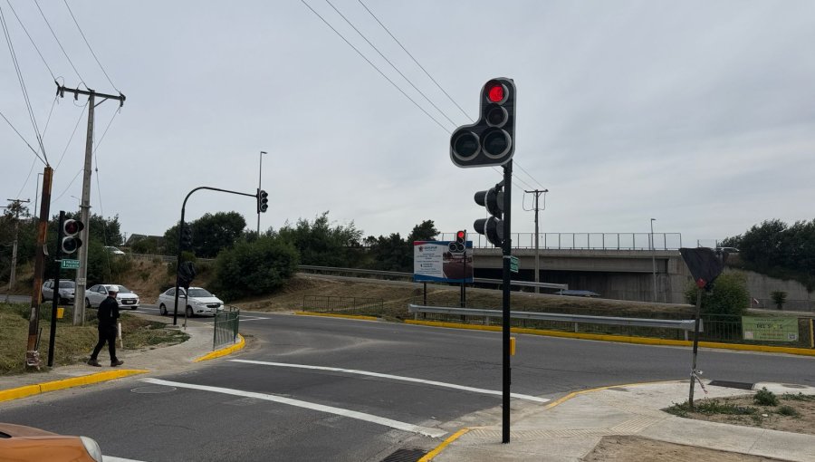 Nuevos semáforos mejorarán la movilidad de importante cruce de Los Pinos en Quilpué