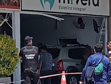 Conductor perdió el control de su vehículo y se estrelló contra una clínica dental en Limache: no se registraron lesionados
