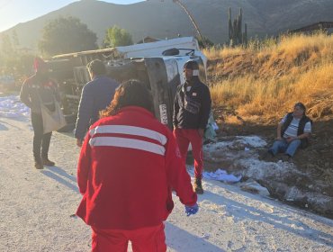 Camión termina volcado tras colisionar con bus de pasajeros en ruta de Llay Llay