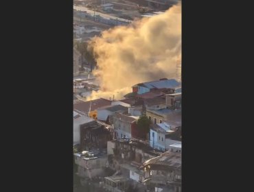 Incendio consumió una vivienda de dos pisos en el cerro Lecheros de Valparaíso: no se registraron lesionados