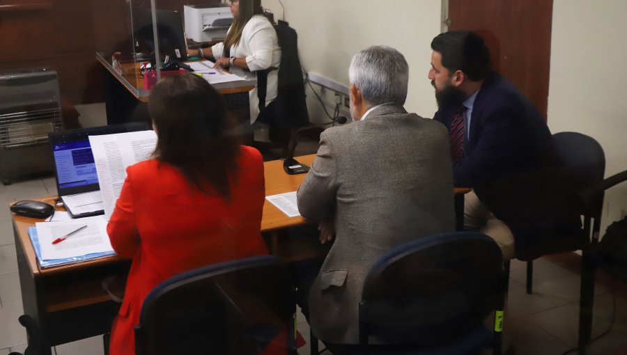 Exjuez acusado de grabar a mujeres sin consentimiento en gimnasio de Concón seguirá cumpliendo pena en libertad