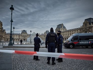 Fiscal de París dice que detenidos por robo en el Museo del Louvre han "admitido parcialmente su participación"
