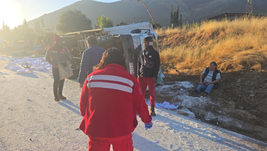 Camión termina volcado tras colisionar con bus de pasajeros en ruta de Llay Llay