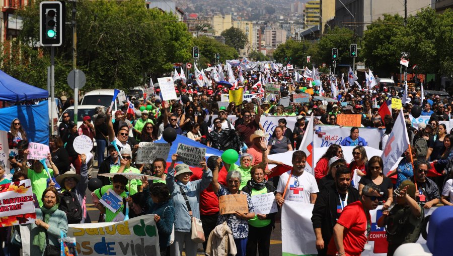 Funcionarios de la salud municipal marcharon por Valparaíso en segundo día de paro nacional convocado por la Confusam