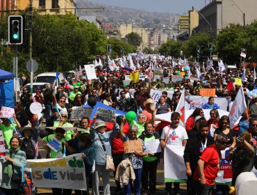 Funcionarios de la salud municipal marcharon por Valparaíso en segundo día de paro nacional convocado por la Confusam