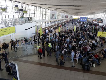 Proyectan que más de 272 mil personas viajarán por el aeropuerto de Santiago durante este fin de semana largo