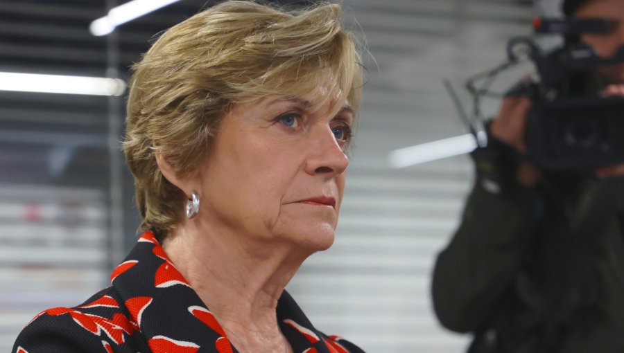 Matthei calificó de "completamente ridícula" la propuesta de Kast de que migrantes irregulares paguen su expulsión del país