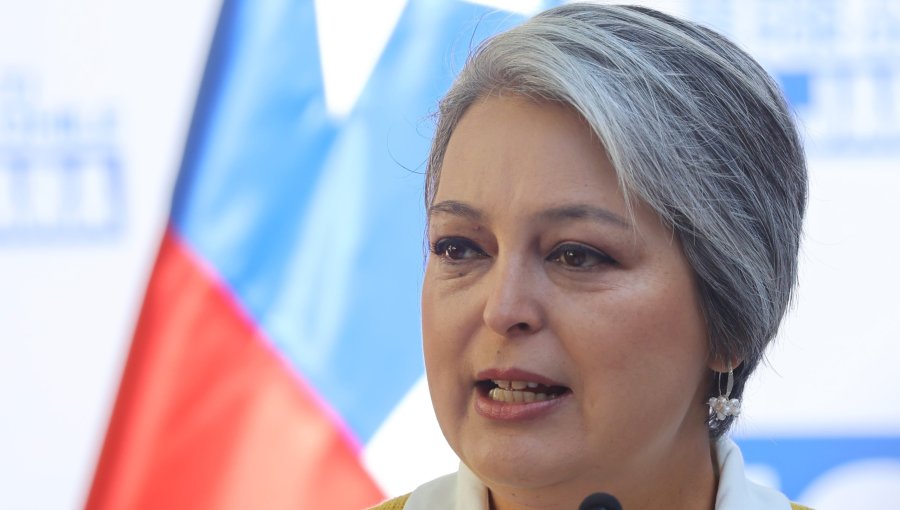 Jara se lanza contra Matthei tras dichos sobre el Plan Nacional de Búsqueda: "Demuestra ser la misma que abrazaba a Pinochet"