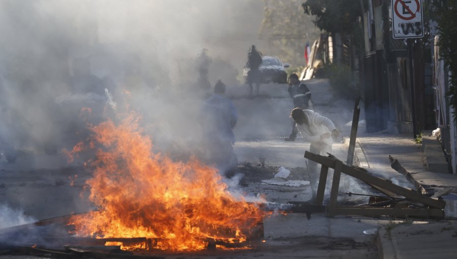 Comienza el desalojo del campamento Unión Sin Fronteras de Placilla: pobladores cortaron calles y encendieron barricadas