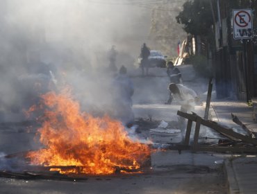 Comienza el desalojo del campamento Unión Sin Fronteras de Placilla: pobladores cortaron calles y encendieron barricadas