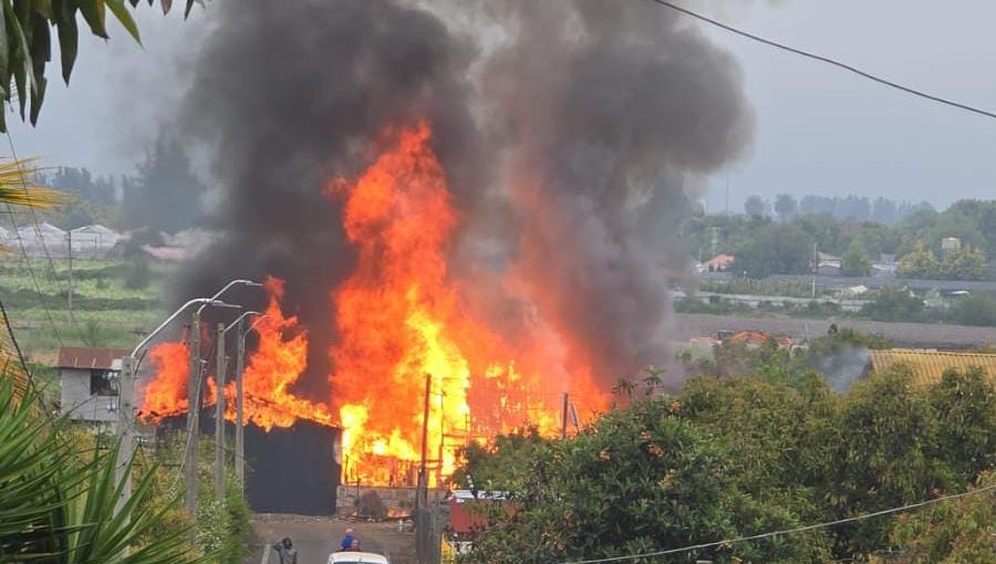 Violento incendio en La Cruz deja a voluntario lesionado y obliga a solicitar refuerzos a ciudades vecinas