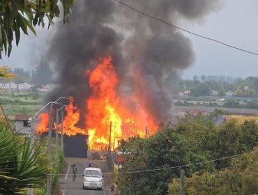 Violento incendio en La Cruz deja a voluntario lesionado y obliga a solicitar refuerzos a ciudades vecinas