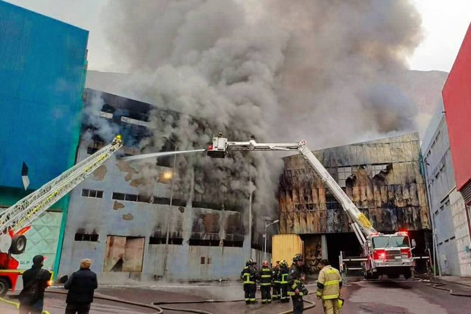 Enorme incendio con más de 15 horas de duración afecta a 2 galpones de la Zofri