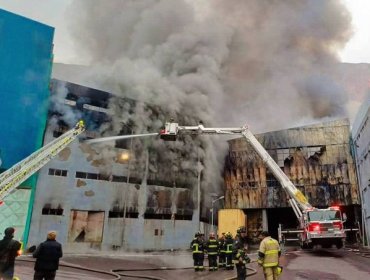 Enorme incendio con más de 15 horas de duración afecta a 2 galpones de la Zofri