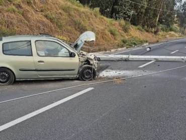 Vehículo menor impacta con poste en plena Ruta F-30 camino a Viña del Mar