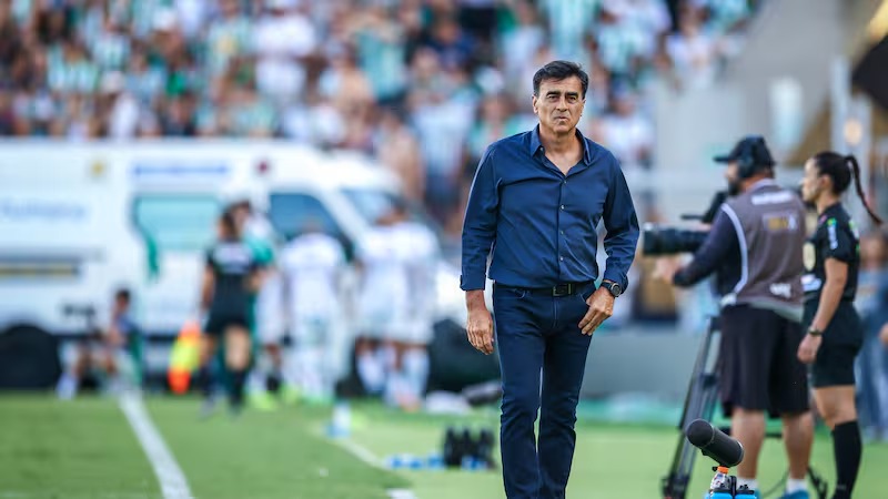 Gustavo Quinteros destaca a Felipe Loyola tras la goleada de Independiente