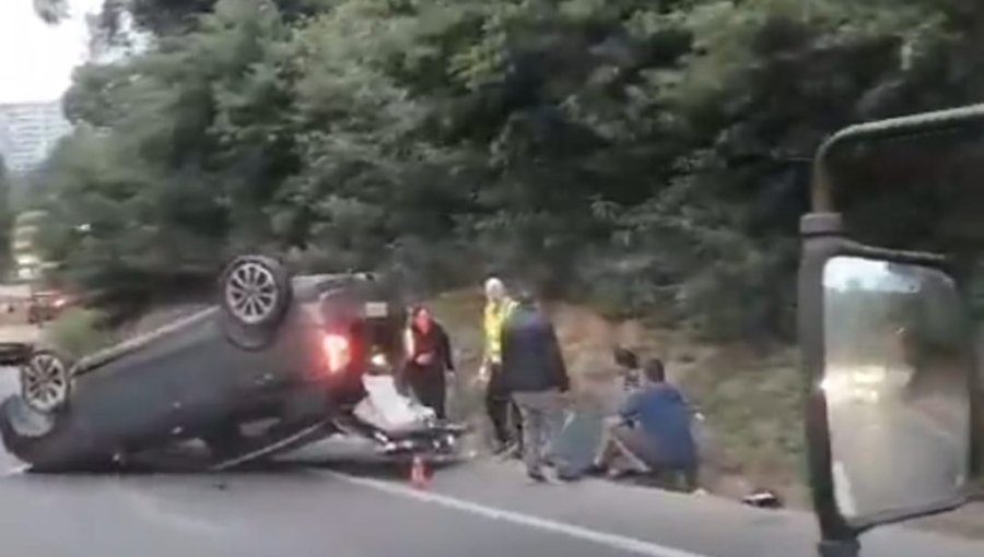 Hombre muere tras ser atropellado por un automóvil que terminó volcado en Valparaíso: una persona fue detenida