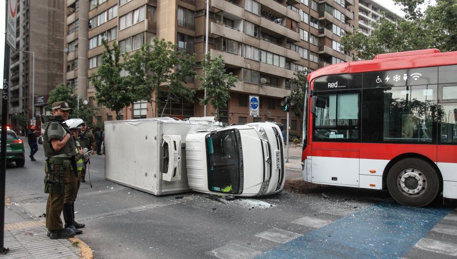 Camión repartidor volcó tras colisionar con bus del transporte público en el centro de Santiago