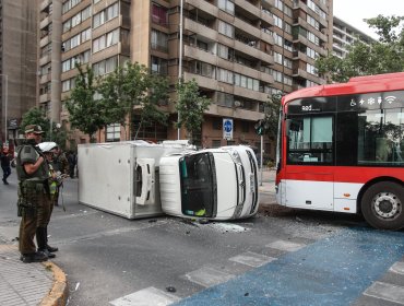 Camión repartidor volcó tras colisionar con bus del transporte público en el centro de Santiago