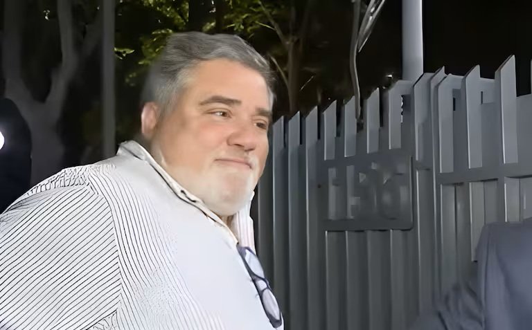 Esposo de exministra Vivanco se entregó en dependencias de Carabineros tras emitirse una orden de detención en su contra