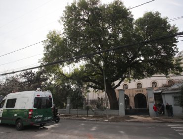 Estudiantes vestidos con overoles blancos fueron sorprendidos con bombas molotov y agredieron con un martillo a profesor