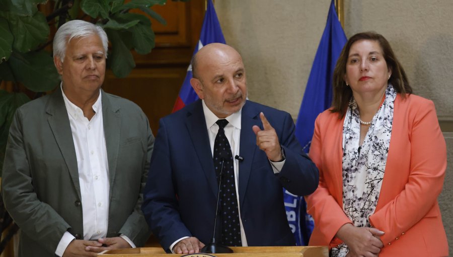 Senadores del PS no asistieron a reunión con el Ministro de Hacienda en protesta por recortes en salud, vivienda y educación