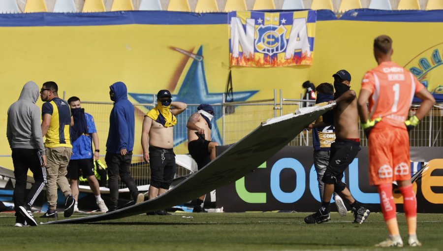 Everton deberá disputar tres partidos de local sin público por invasión de barristas a la cancha del estadio Sausalito