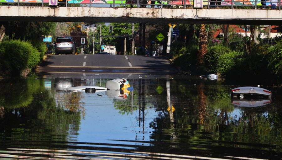 Conductores quedan completamente bajo el agua en un paso bajo nivel en Ñuñoa: exigen indemnización a la municipalidad