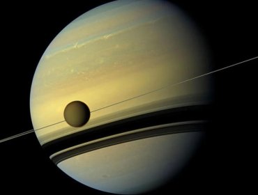 Estudio revela que la luna helada de Saturno podría albergar un océano estable apto para la vida