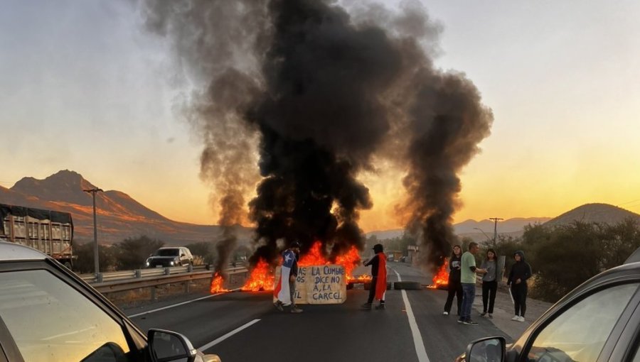 Vecinos de Tiltil encendieron barricadas en la ruta 5 Norte en protesta por conversión de Punta Peuco en una cárcel común