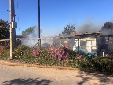 Una vivienda destruida y otra con daños dejó incendio en el sector Lo Varela de San Pedro en Quillota