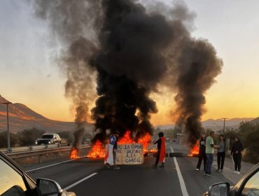 Vecinos de Tiltil encendieron barricadas en la ruta 5 Norte en protesta por conversión de Punta Peuco en una cárcel común