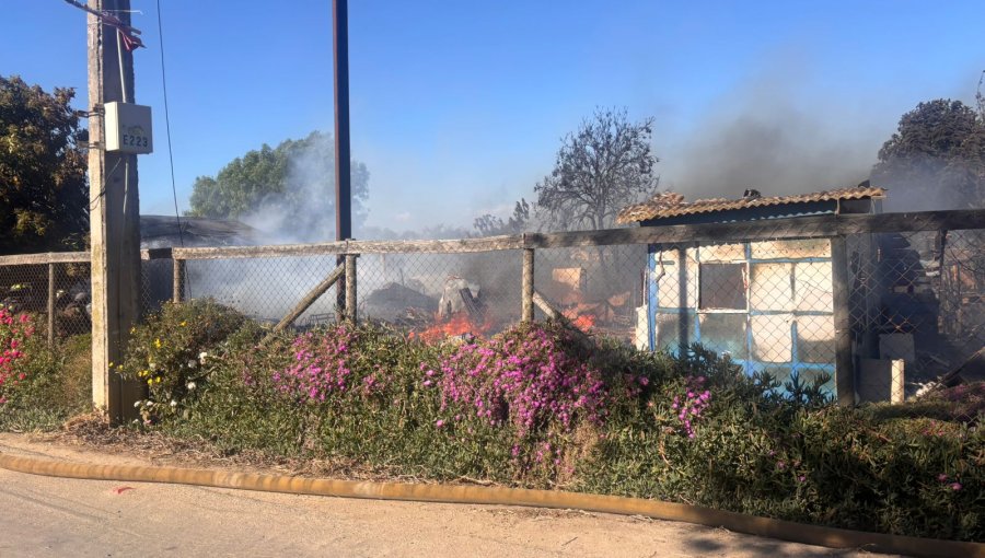 Una vivienda destruida y otra con daños dejó incendio en el sector Lo Varela de San Pedro en Quillota