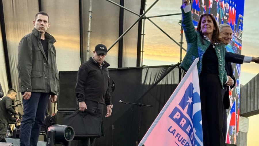 Con vidrio blindado, sin fotografías personales y un fuerte operativo de seguridad, José Antonio Kast cerró su campaña en Viña del Mar