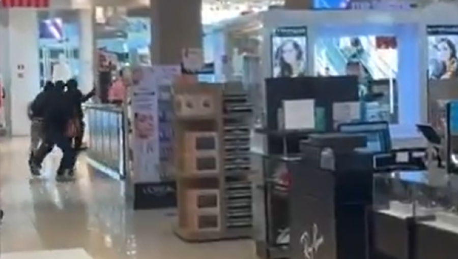 Delincuentes asaltan tienda en Mall Arauco Maipú y huyen en vehículo clonado