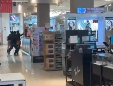 Delincuentes asaltan tienda en Mall Arauco Maipú y huyen en vehículo clonado