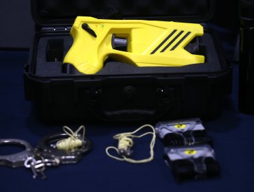 Carabineros define protocolo para el uso de pistolas taser: prohíbe dirigirlos a ojos, genitales y partes vitales del cuerpo