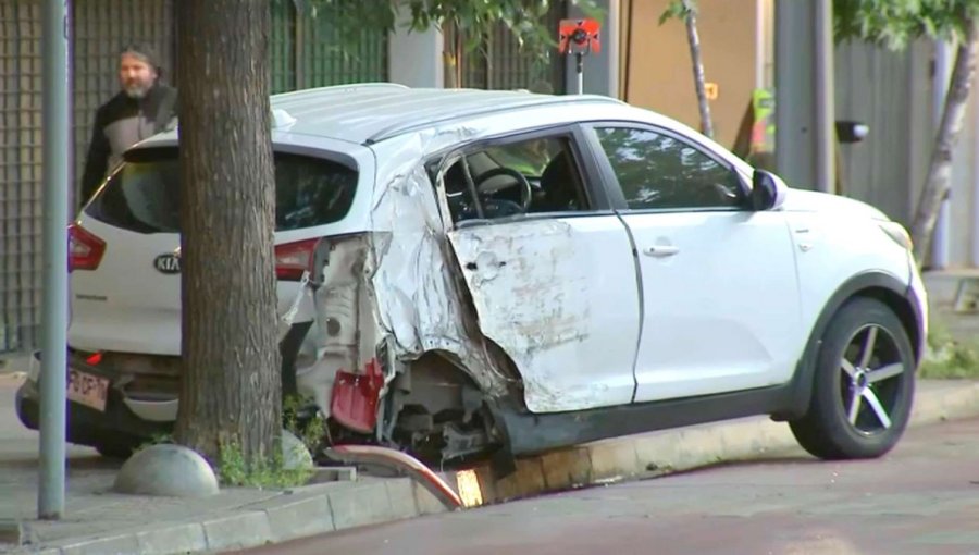 Un fallecido deja violento choque de automóvil contra un árbol en Santiago: conductor fue detenido por no tener licencia ni documentos