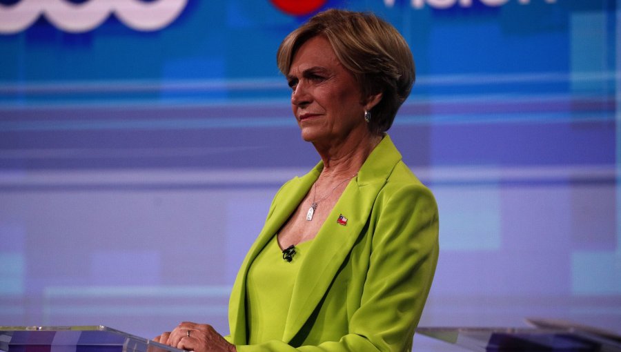 Matthei lanzó un dardo a Kast por utilizar podio blindado: "No me escondí nunca detrás de un vidrio"