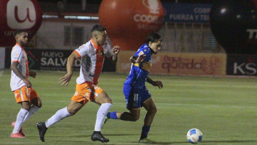 Everton aguantó la arremetida de Cobresal y logró revitalizador triunfo 1-2 en El Salvador