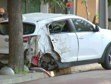 Un fallecido deja violento choque de automóvil contra un árbol en Santiago: conductor fue detenido por no tener licencia ni documentos