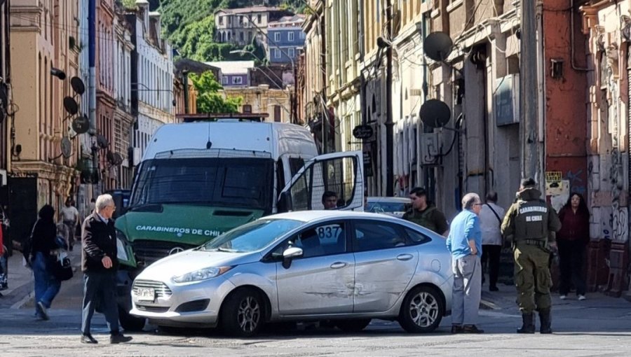 Vehículo de Carabineros protagoniza violento choque con un automóvil particular en la plaza Sotomayor de Valparaíso
