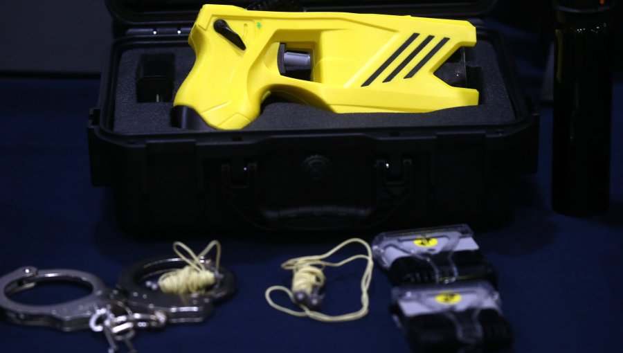 Carabineros define protocolo para el uso de pistolas taser: prohíbe dirigirlos a ojos, genitales y partes vitales del cuerpo