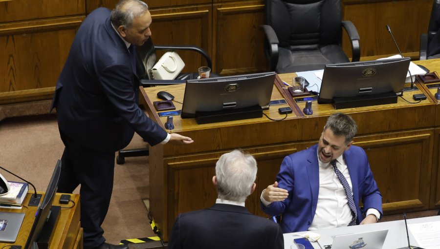 Tensión en el Senado: Diputado Manouchehri llamó "corrupto" al senador Espinoza durante acusación constitucional contra juez Ulloa